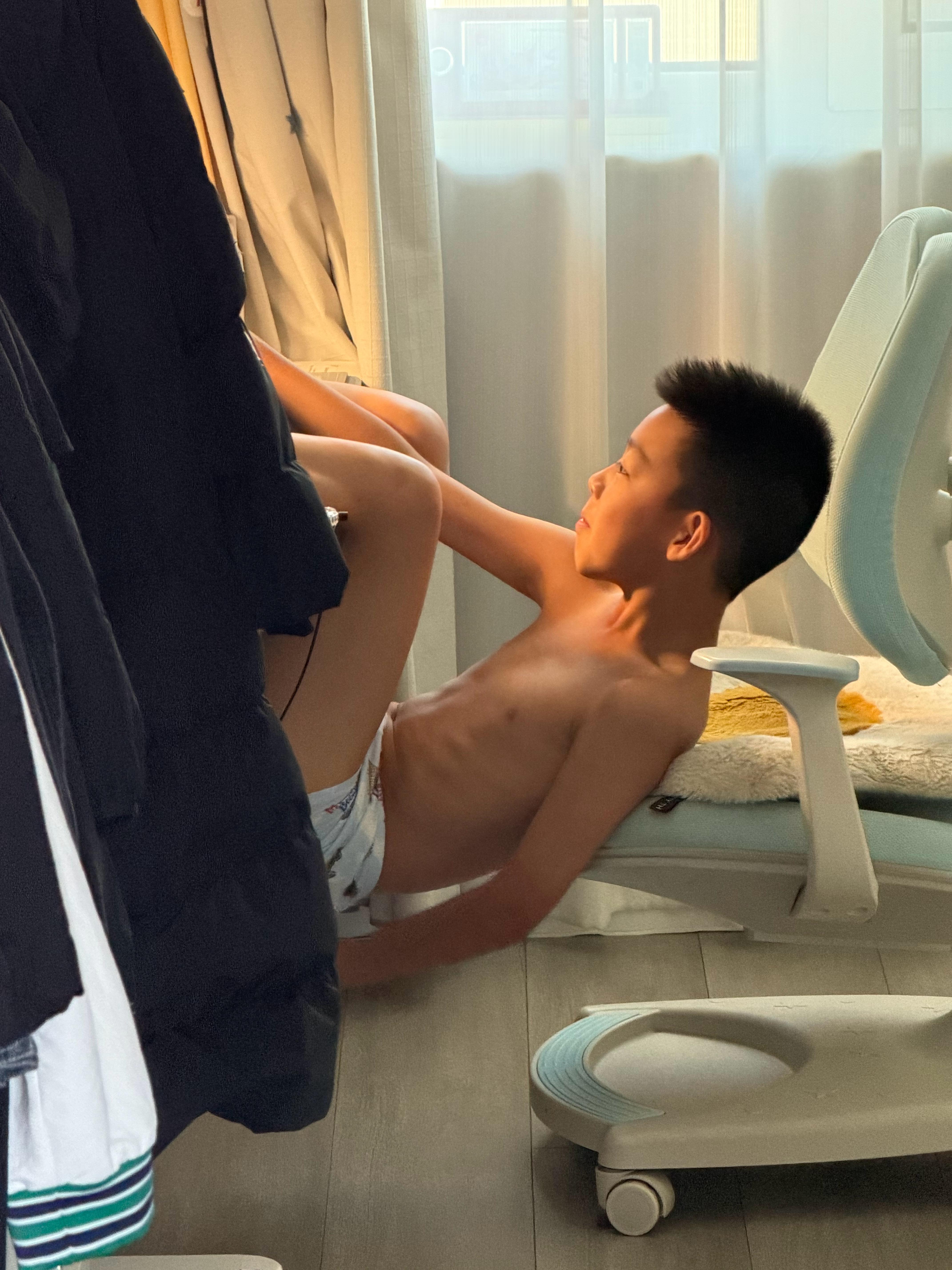 兄弟们帮我看看 这姿势写作业 以后能上清华吗 ​​​