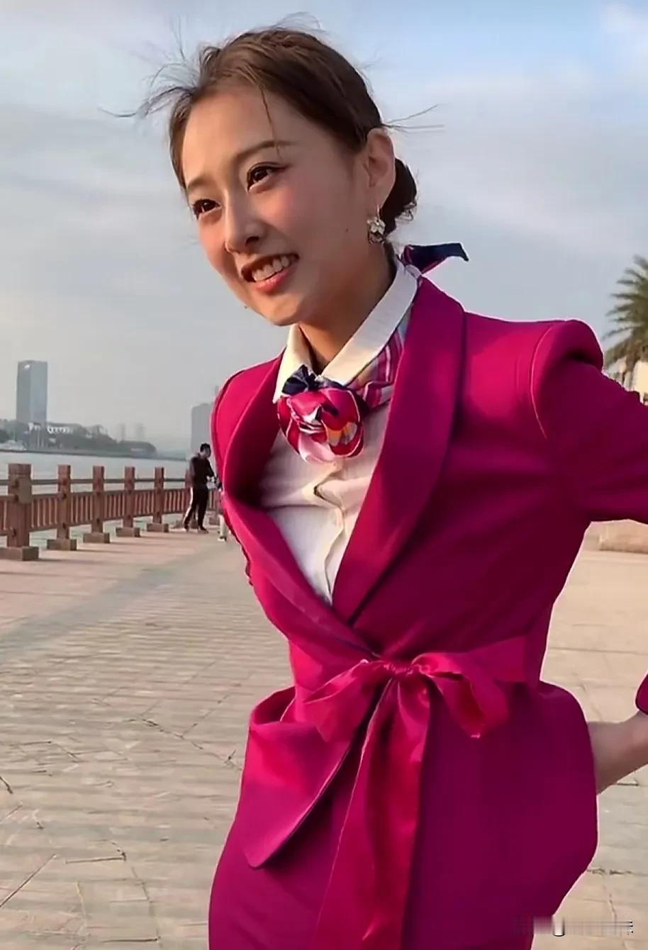 网红车模苏宁，从万米高空的服务天使到聚光灯下的璀璨明星，每一次转身都闪耀着不凡的