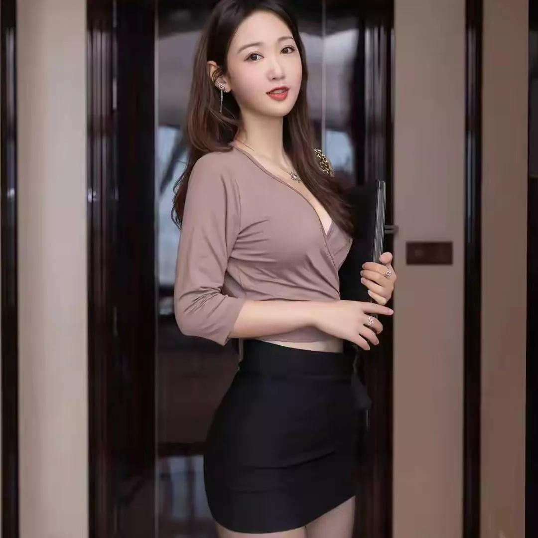 都市丽人穿搭指南：优雅黑裙+甜美粉衫，尽显迷人气质！