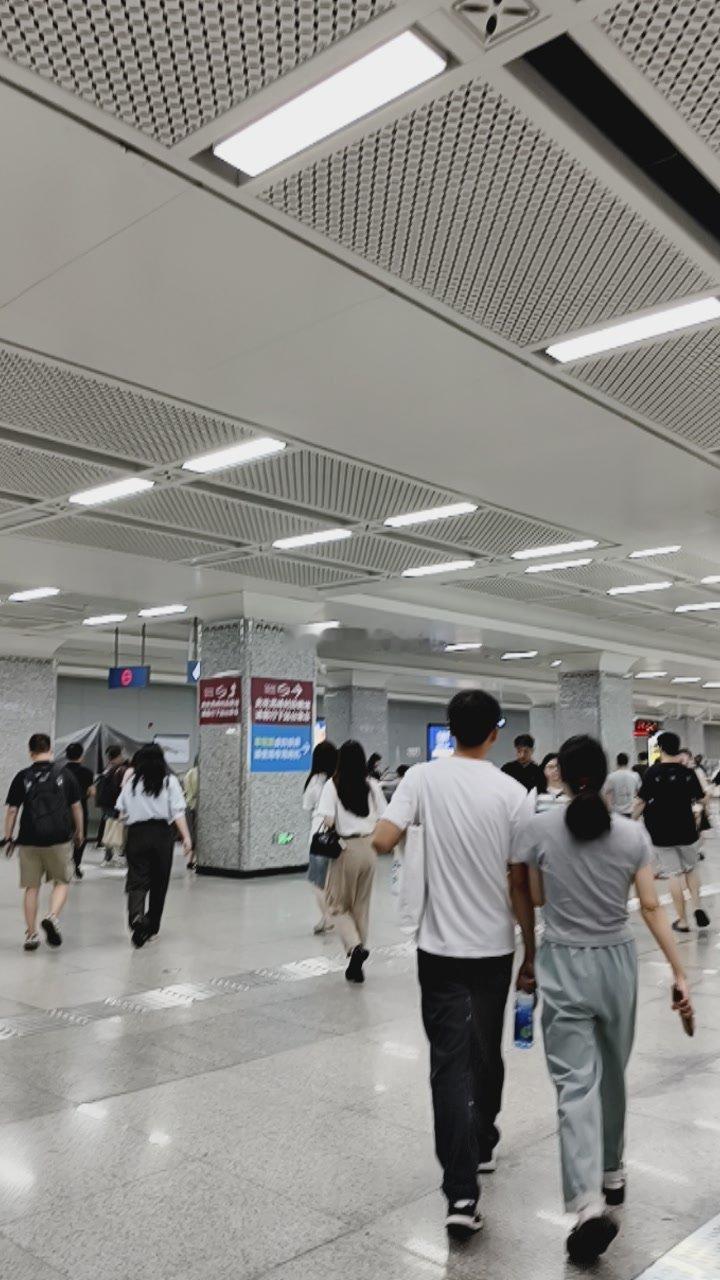 今天是十月十日，两个“十”并肩而立，像时间的双翼，也像生活的天平。晨光穿过窗帘时