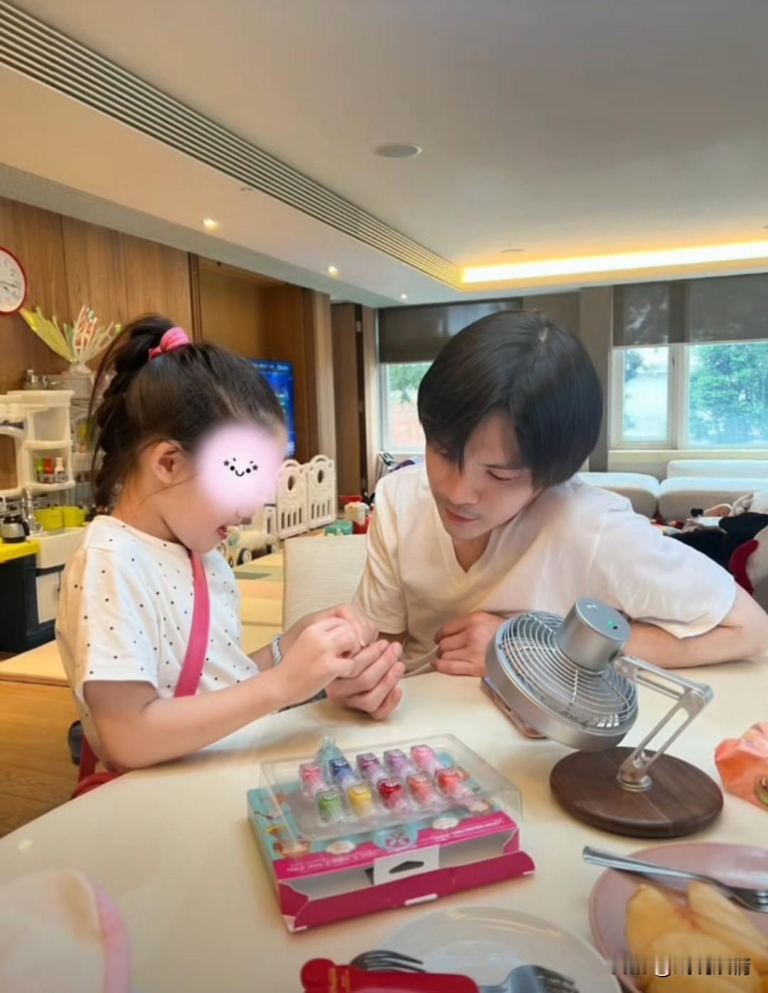 向佐又被女儿安排美甲了！
8月5日，向佐分享了一则视频，内容为与两个儿女的相处日