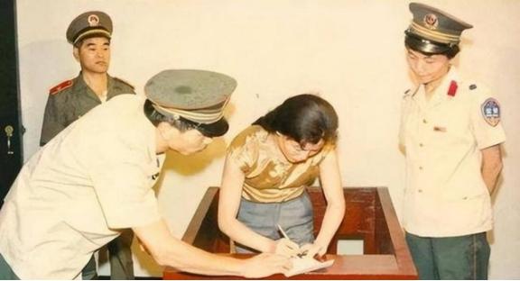 1985年，出演“刘三姐”的明星程春莲辞去工作，敲开了一男人的办公室。进门后，伸