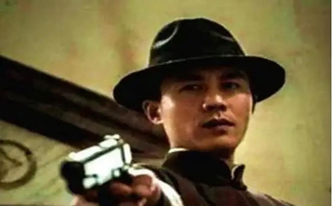 1940年，吴凤翔受命刺杀一名日本少将，可是他到门口才发现，里面竟然不止一人。正