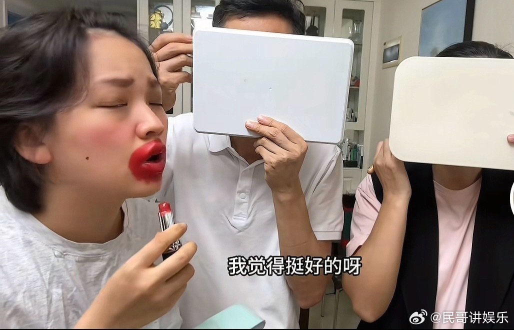 我的抽象博主怎么变成机械姬了一觉醒来，关注的抽象博主成了机械姬，造型前卫气场全开