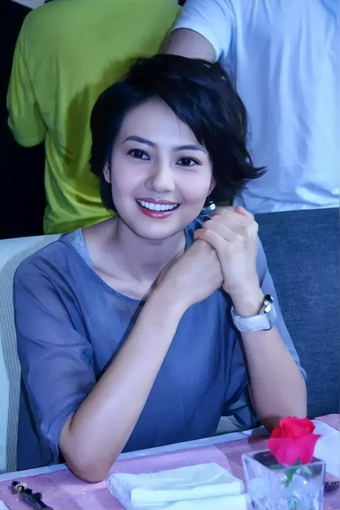 高圆圆
短发老照片[比心]