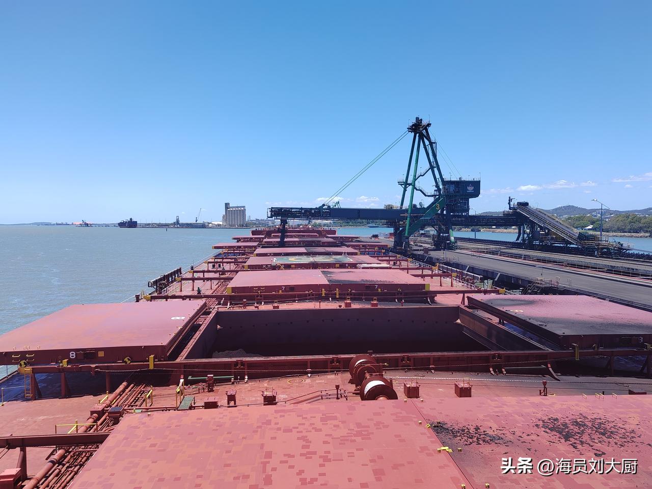 东澳装煤的速度，远远低于西澳装铁矿的速度，像我们这样大的船，（18万吨或21万吨