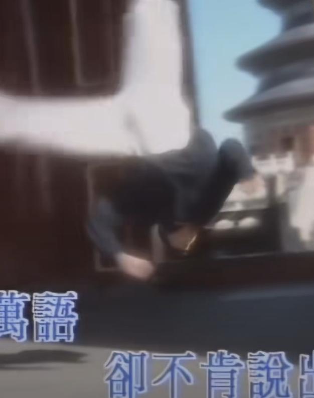 吴奇隆来到天坛说了几句：现在的变化真的很大，1993年来天坛拍MV那时候人特别少