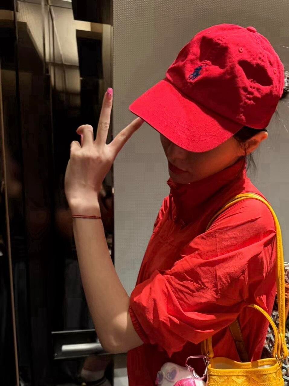 唐嫣打网球 唐嫣晒打网球照🎾，红衣白裙运动装，还有粉色美甲，完全女大！唐嫣网球