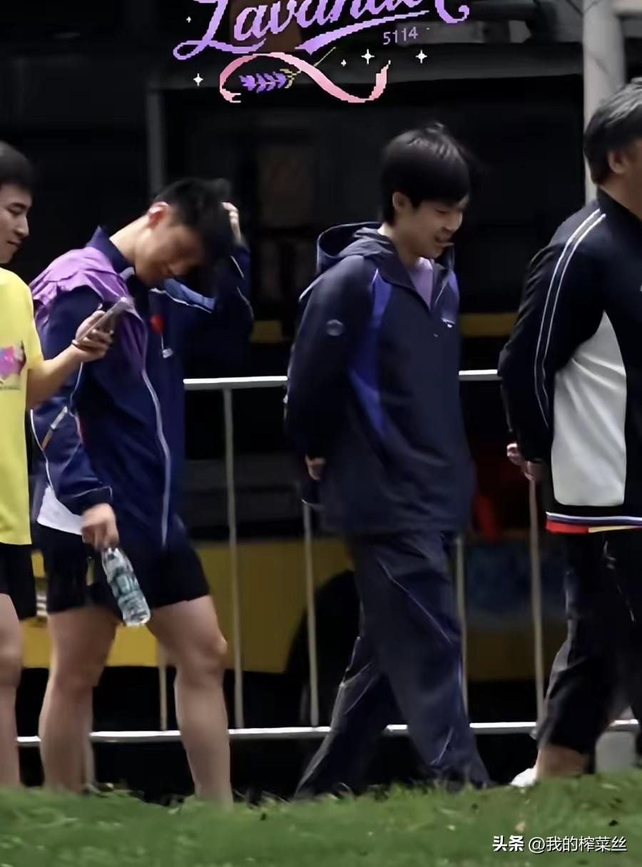 今天男队亮相很全，对面河新社，草新社辛苦了！
楚钦和孙逊，三个陪练下训，直板薛飞