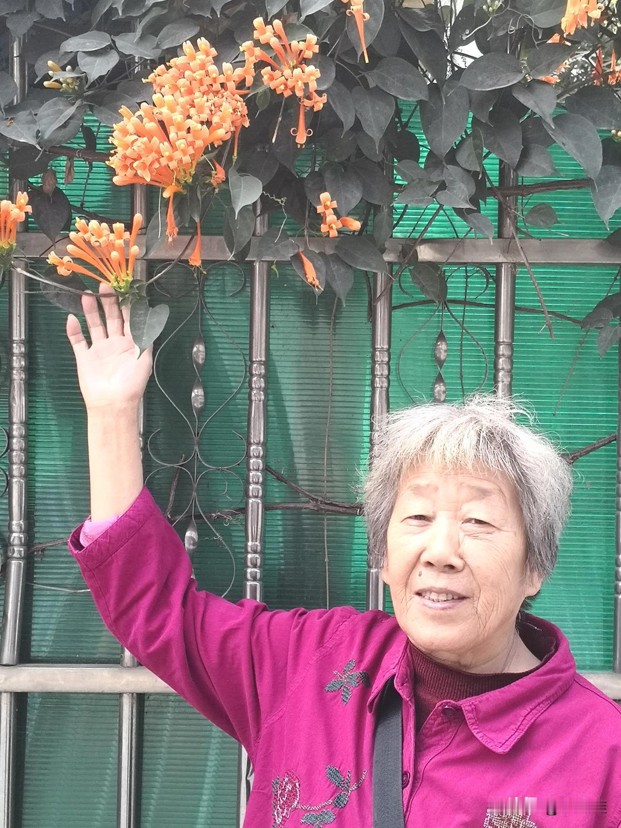 刚才我和老妈连线视频，结果我妈接我视频第一句话就是:“快点，我要上课了！”“哦哦