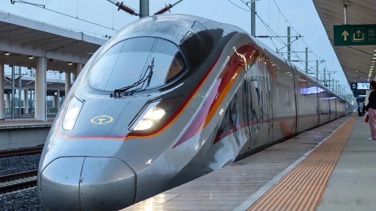 五一列车增开 为缓解五一长假出行压力，铁路部门针对京沪、京广、京哈等高铁干线，计