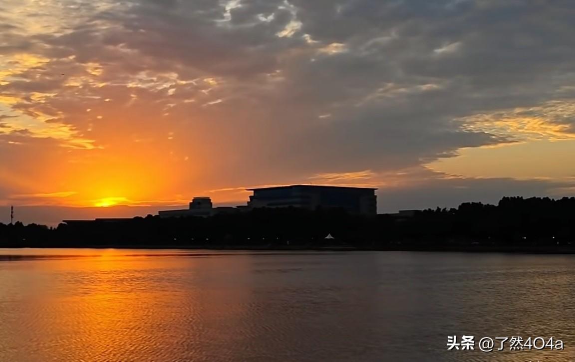 每当夜深人静，真心话就悄然浮现：其实，我一直在这里，等风也等你。