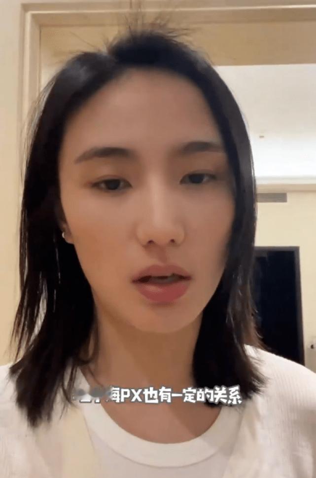 最近，李亚鹏的妻子海哈金喜晒出了带女儿夏夏体检的经过，海哈金喜说夏夏的手指经常掉