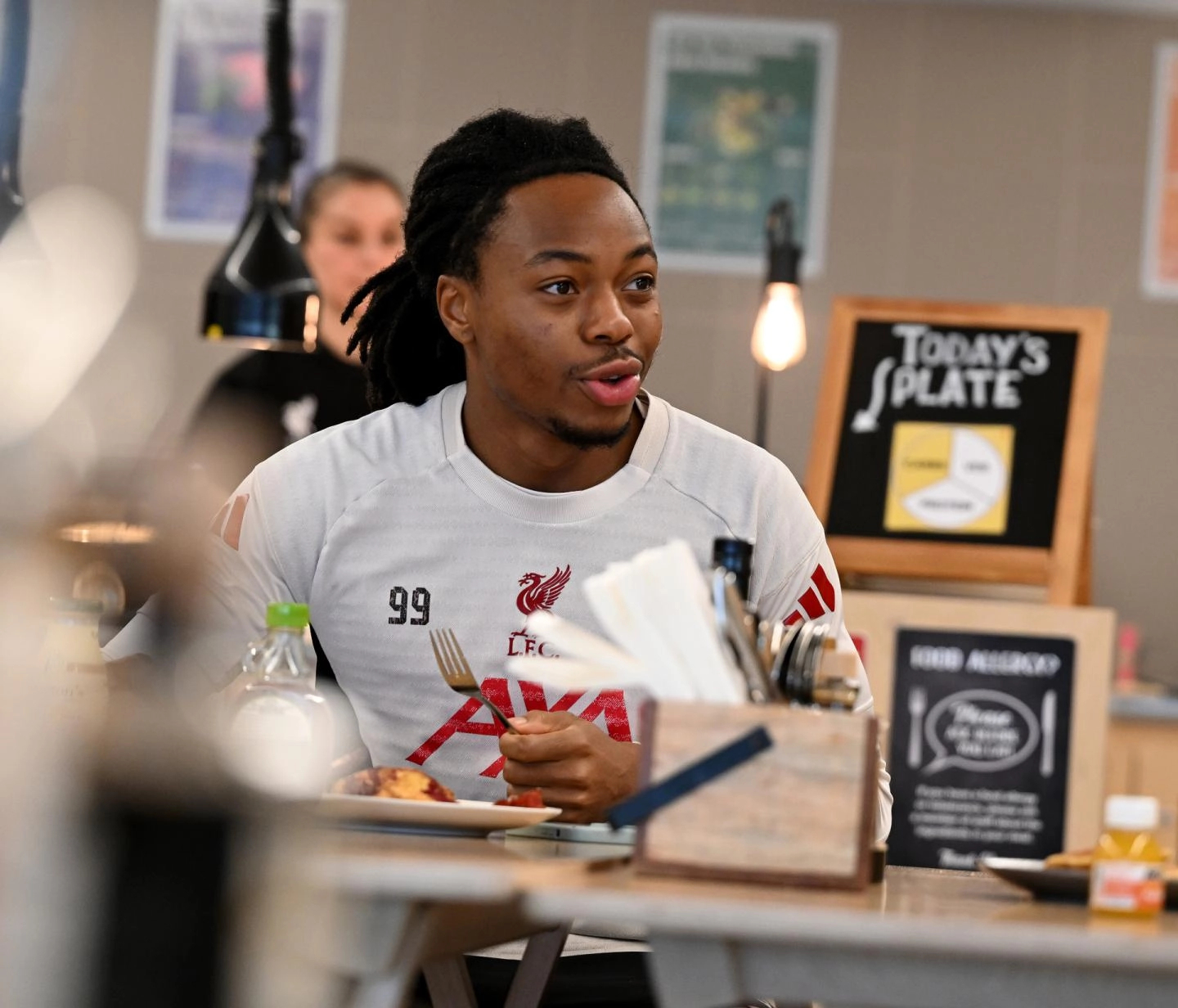 利物浦青训 一线队放假，U21“占领”食堂 