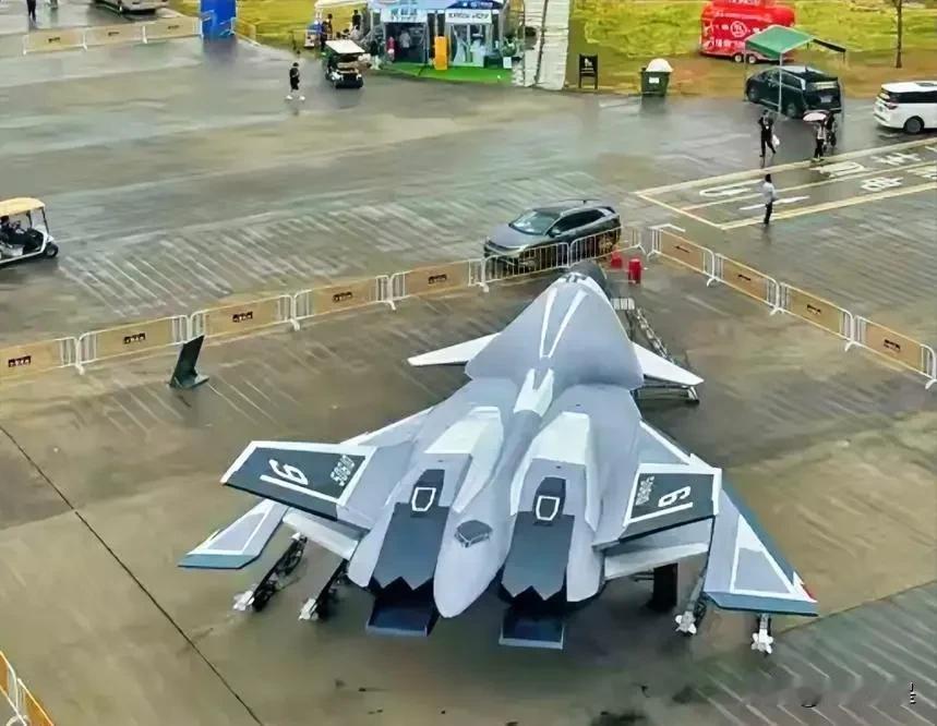 “朝辞白帝彩云间”已变成现实！
白帝空天战机出现在航展，科幻逐渐照进现实，据说能