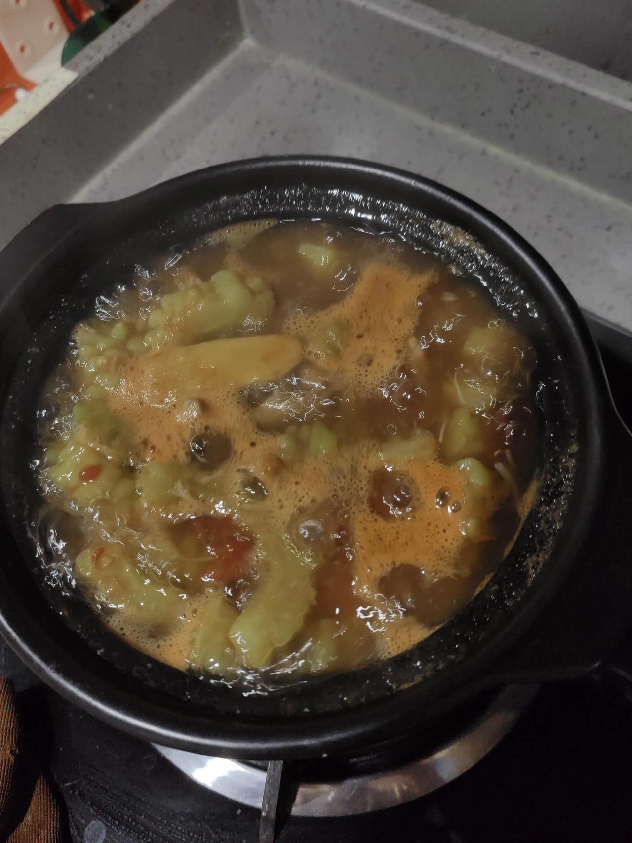 苦瓜煲：苦瓜+西红柿+肉羹+干贝+姜片+蚝油。

1、苦瓜、西红柿焯水，苦瓜切块