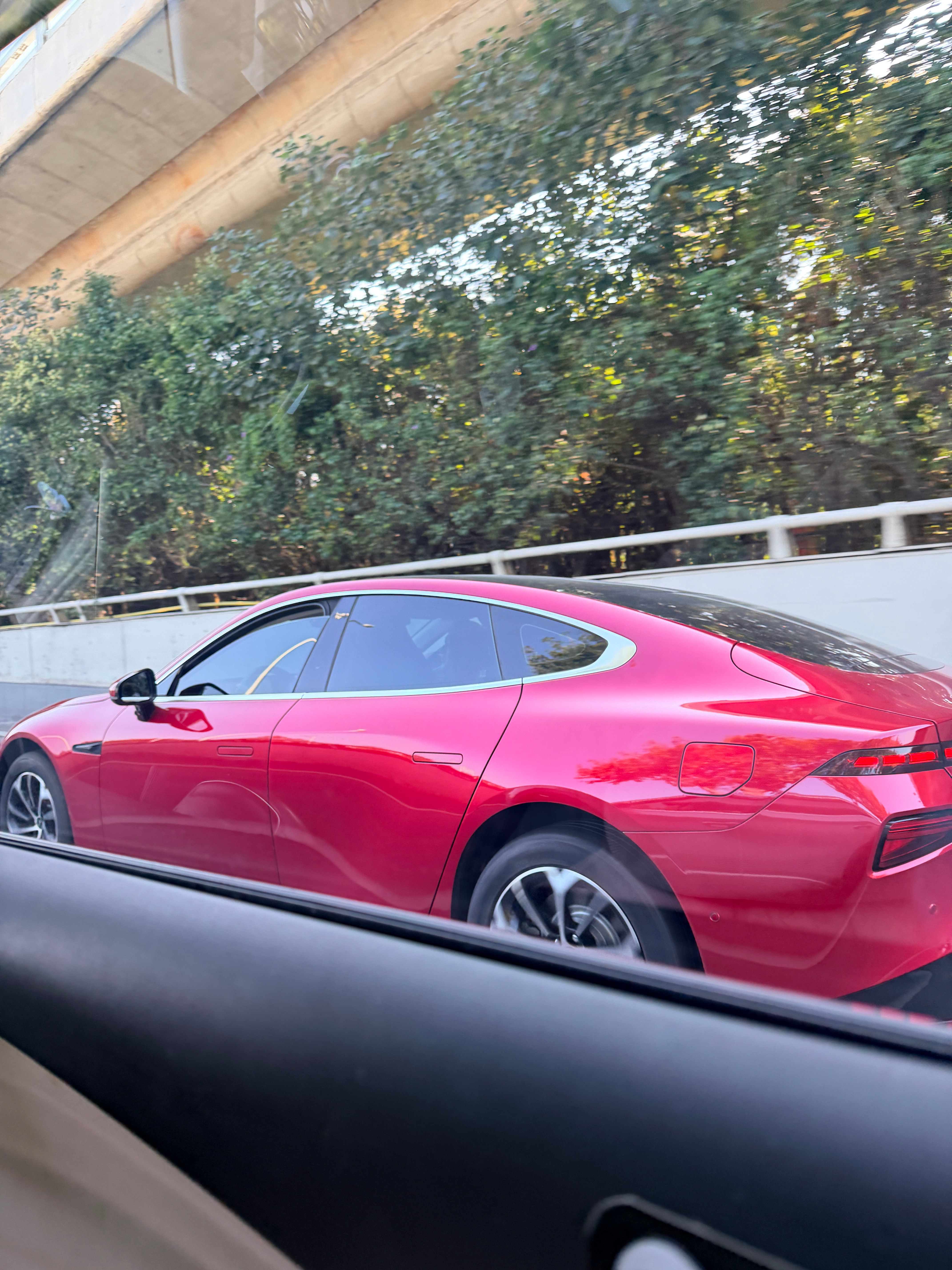 遇到辆红色的小鹏P7+有种新年的既视感