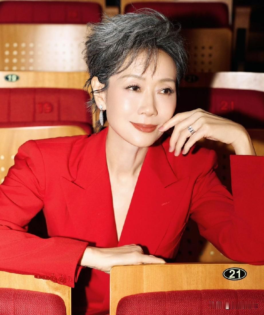 上海国际电影节，叶童演唱了一首《不一样的我》63岁的年纪，能有这样的状态，在舞台