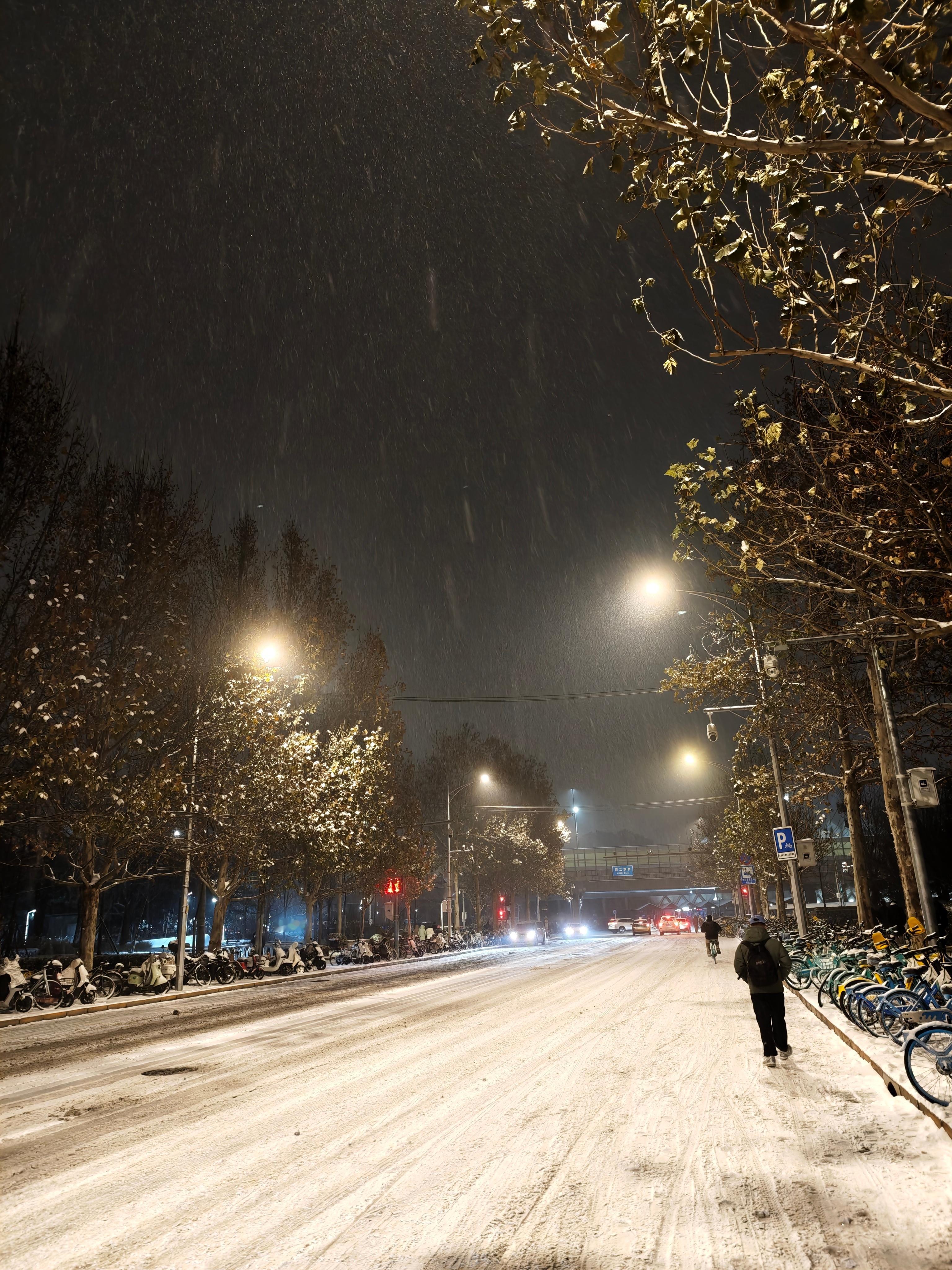 北京暴雪今天北京市区下了一天的小雪，积雪明显，还是很美的，你们那儿下雪了嘛