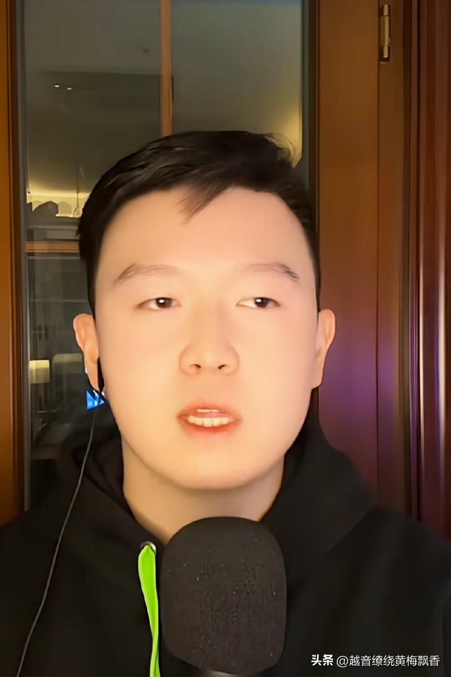 英达的小儿子巴彦在直播的时候，有网友说:“我们都喜欢宋丹丹,”巴彦说:“我也喜欢