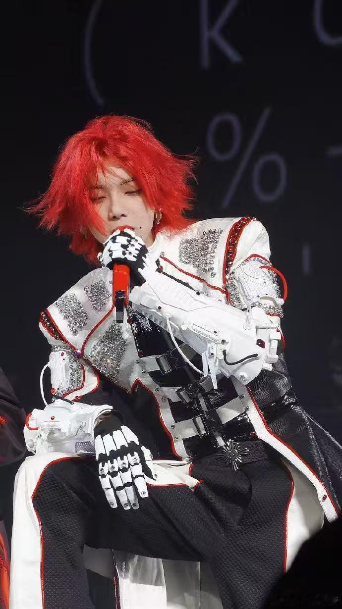 华晨宇老派爱人 华晨宇的浪漫从不用嘴说！海口演唱会百万烟花秀+3000架无人机星