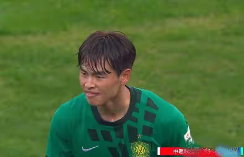 京鲁大战上演绝杀名场面，18岁国安小将邓捷夫虽败犹荣。面对克雷桑，他被教练委以重