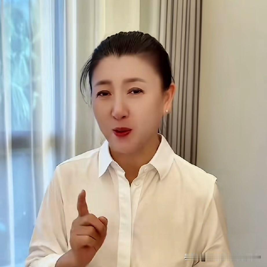 闫学晶的心灵鸡汤又来了，她说:“大家好我是演员闫学晶，今天我要说的话题是，女人如