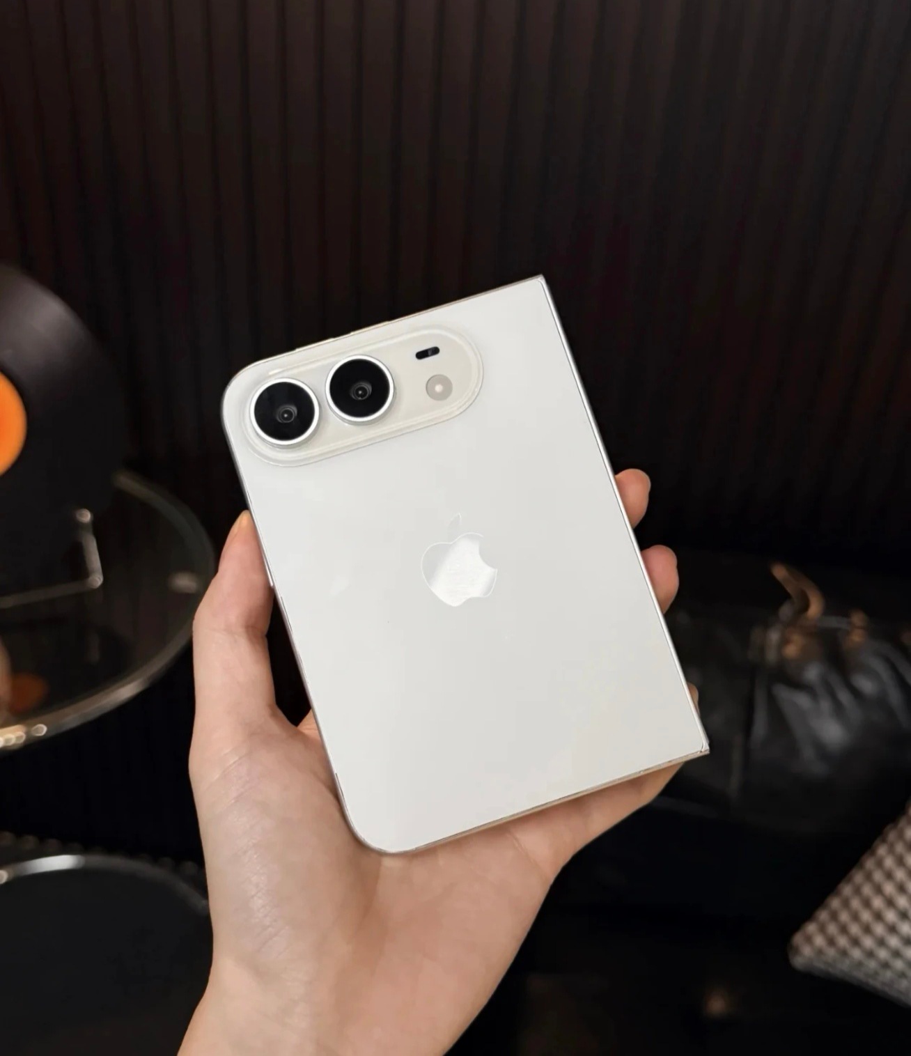 iPhone Ultra这两种配色基本已经确定了吧除了白色还有一个接近黑色的深灰