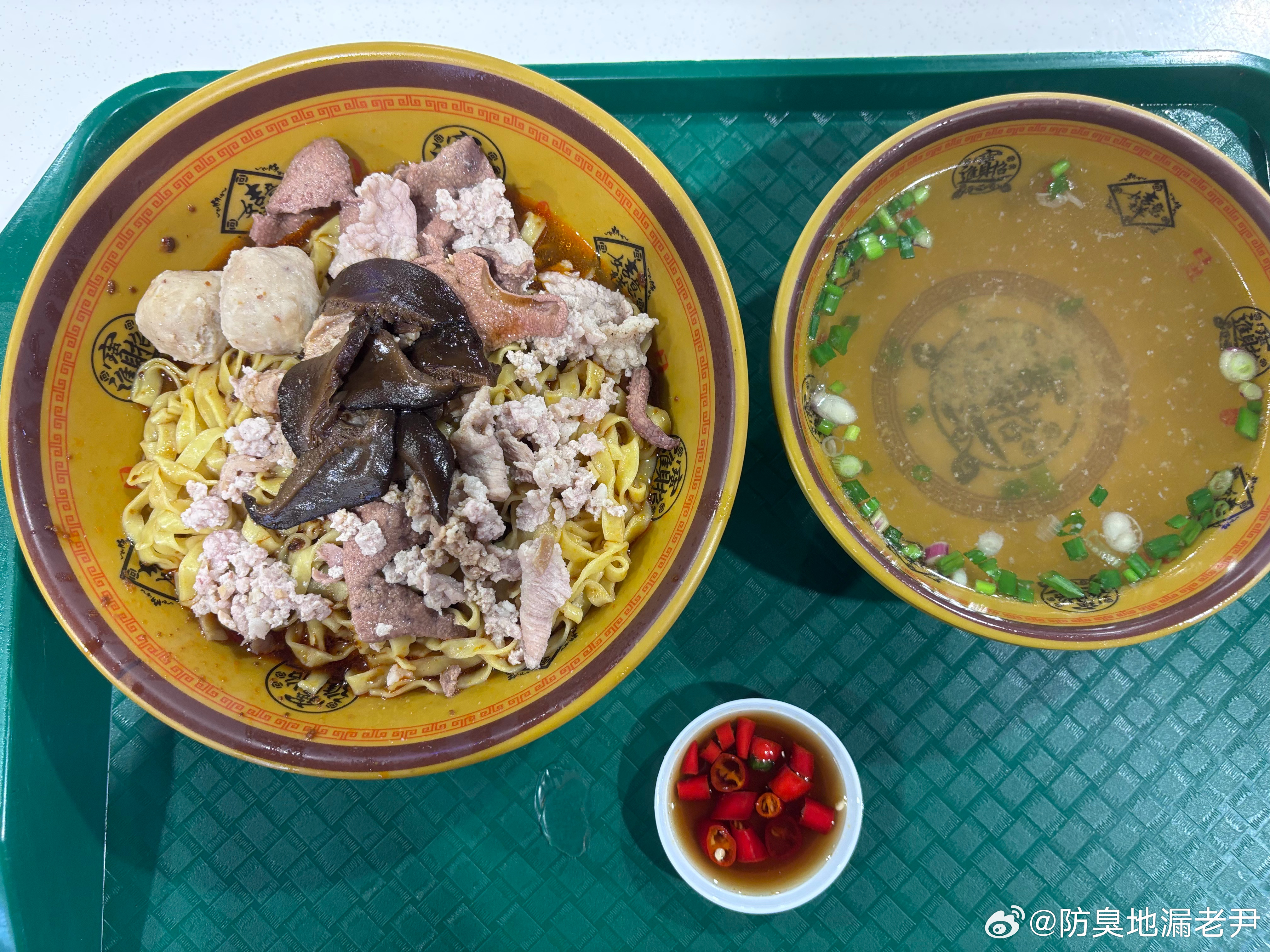 早晨这碗面吃的挺舒服的，肉沫、丸子和猪肝开水烫十几秒直接浇在拌好的面上面，这个绝