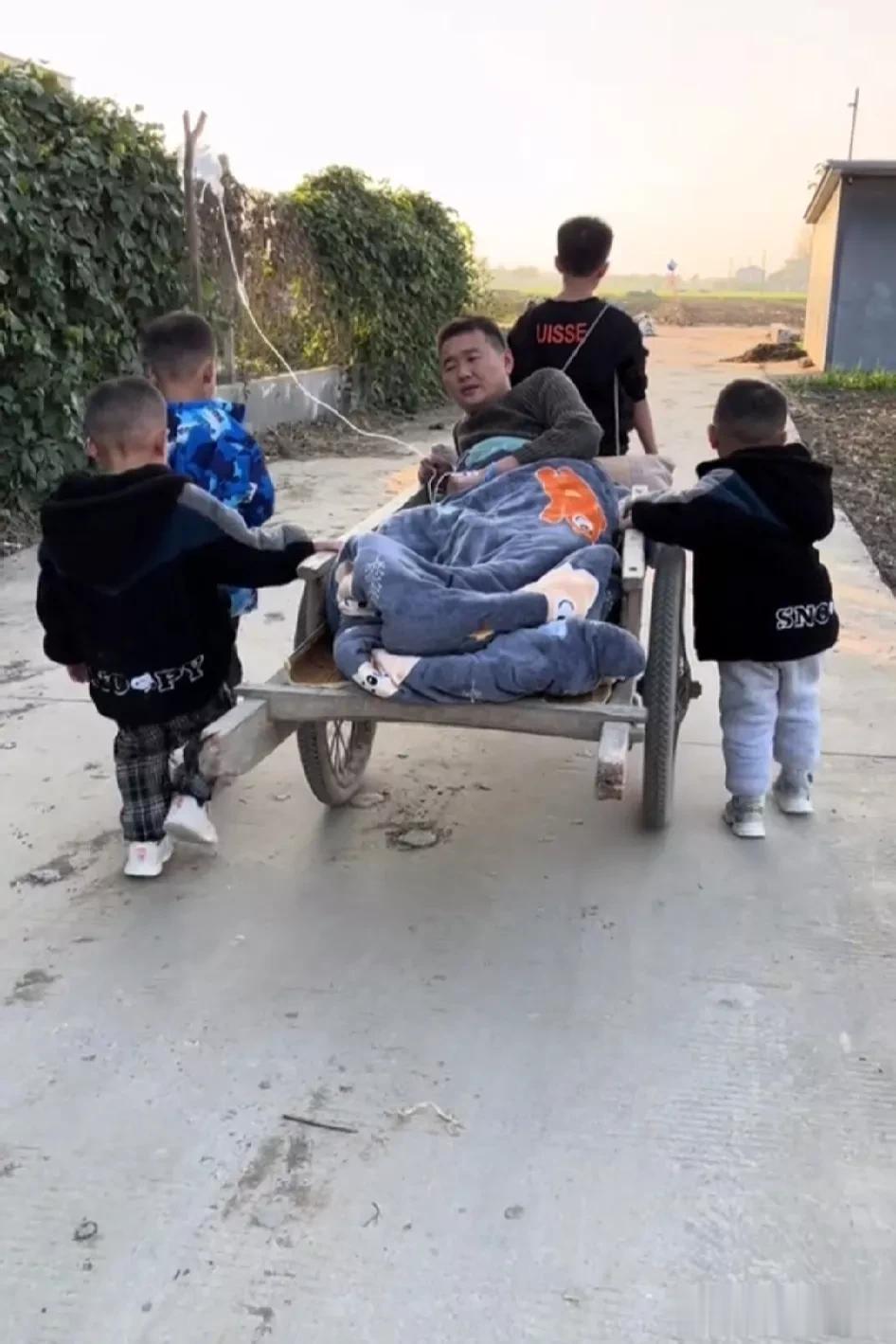“这一幕让人潸然泪下！”安徽-阜阳，一男子身患重病，四个尚未长大成人的儿子，用板