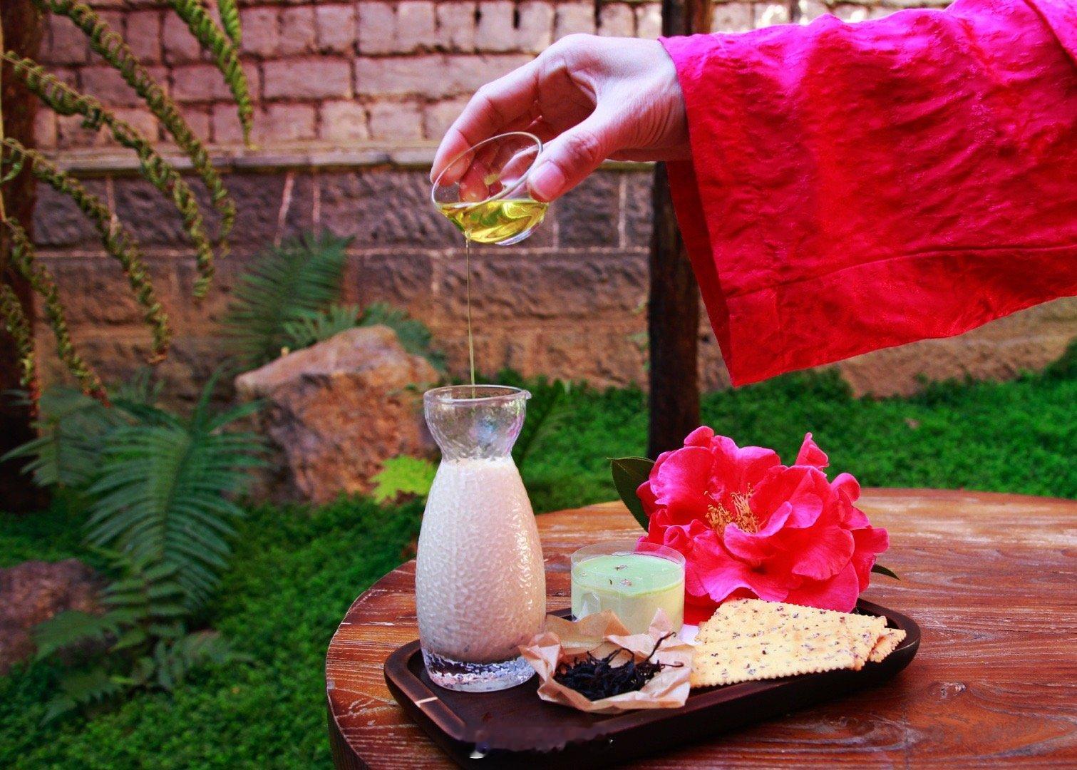 一张图证明我来过这里听说要立春了，仪式感还是不能缺，春风正在拂过西董泽园的黛瓦，