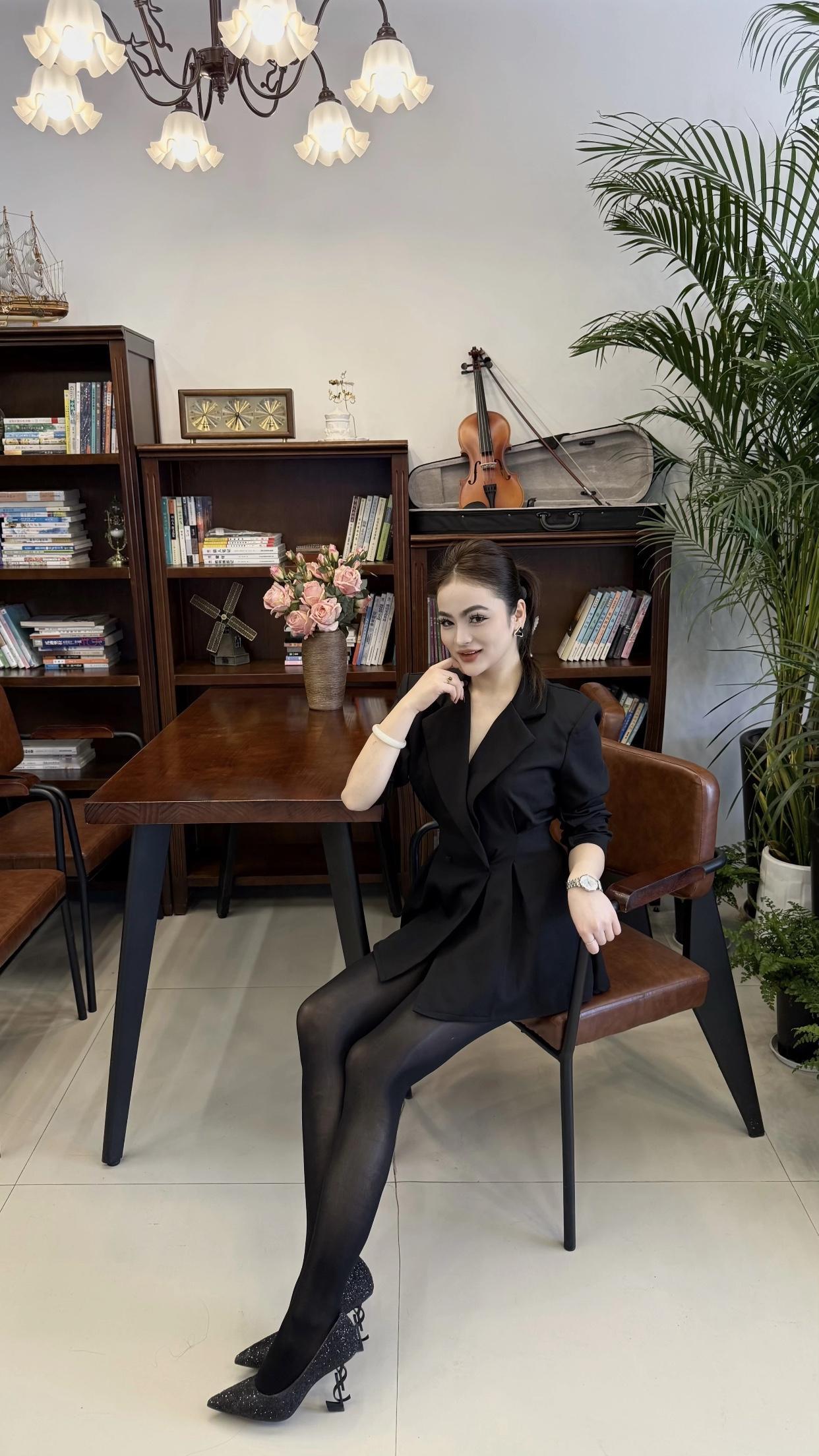 美女的魅力能有多大？吸引目光，走在街上能让很多人忍不住回头看。