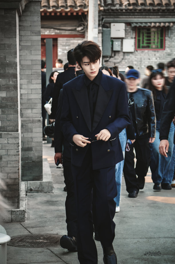 丁禹兮 范思哲现实归国贵公子天花板！丁禹兮今晚气质清冷大气，西装勾勒优越身形，温