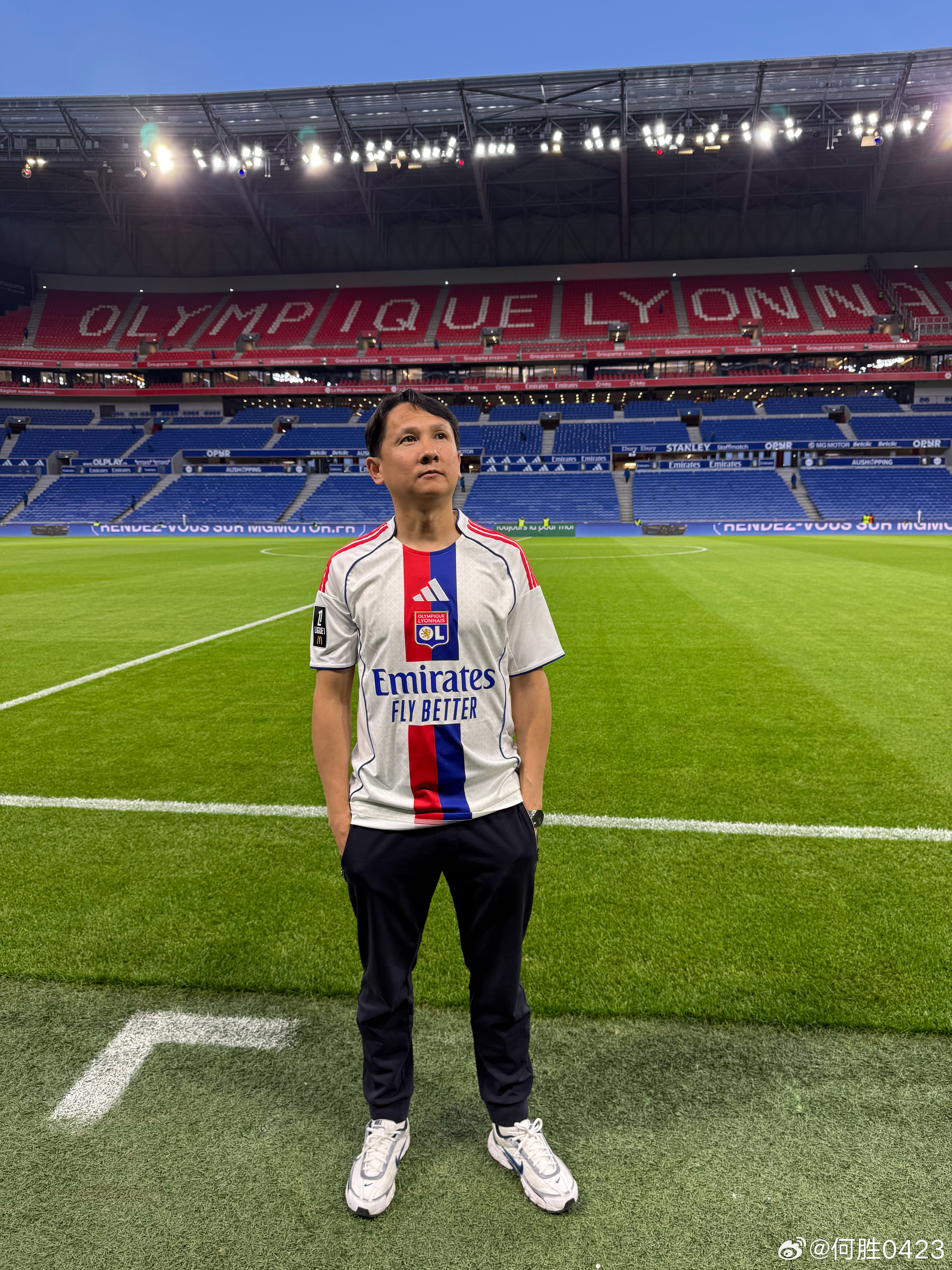 里昂这球衣太出片了，距离比赛开始前两小时，进了球员更衣室，踩了内场，近距离观看了