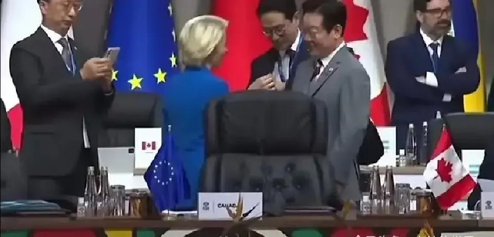 就在刚刚。
 
南非方面突然宣布了峰会正式开幕流程开始，合影与进场节奏同步推进。