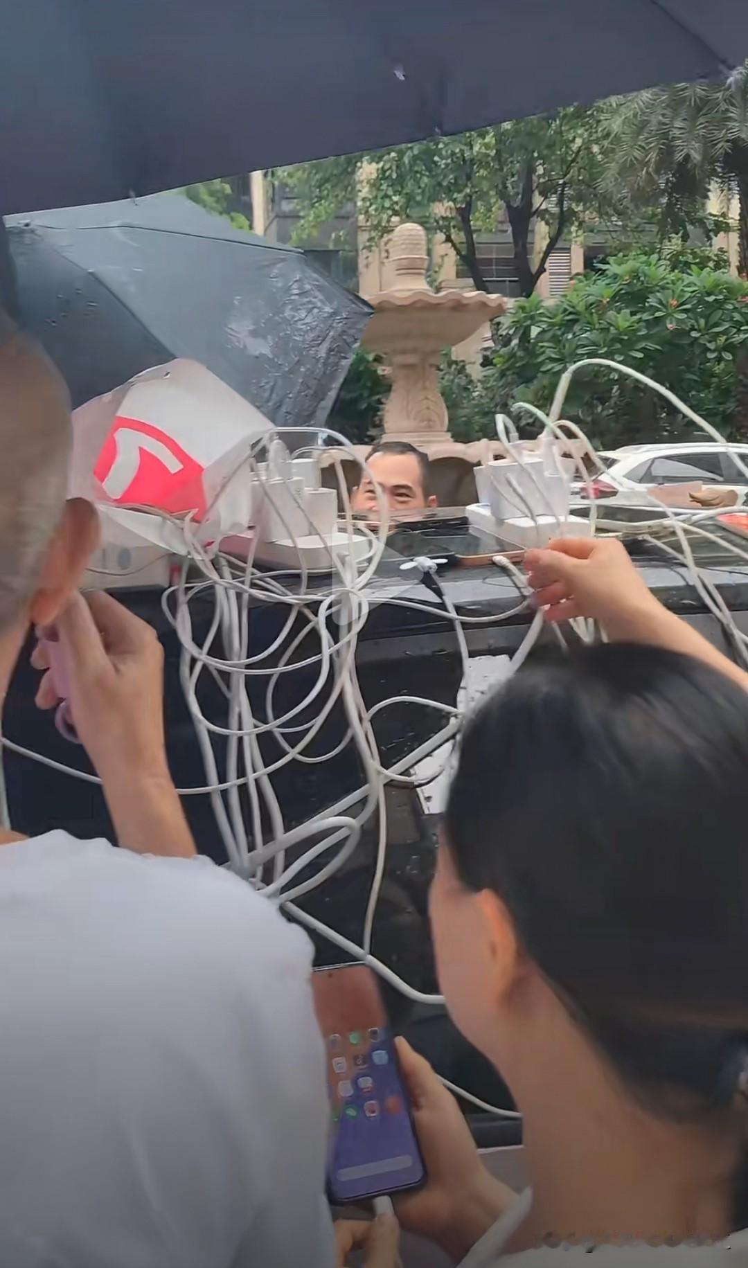 广西贵港一辆电车停在路边免费让大家给手机充电，水灾无情人有情，小小的善举温暖一座