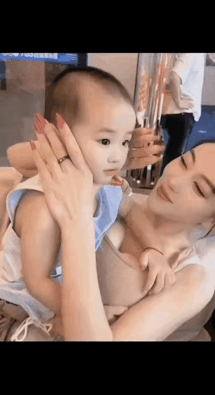 小姨子逗外甥，这娘俩其乐融融。