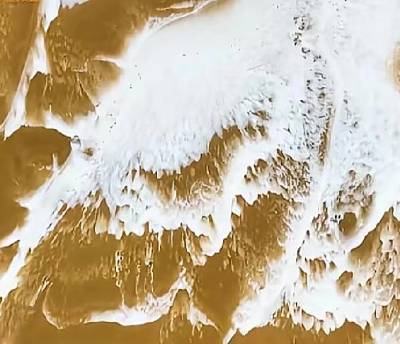 最新消息！
沙漠中的雪景你见过吗？
12月14日消息，宁夏沙漠迎来今年初雪，沙漠