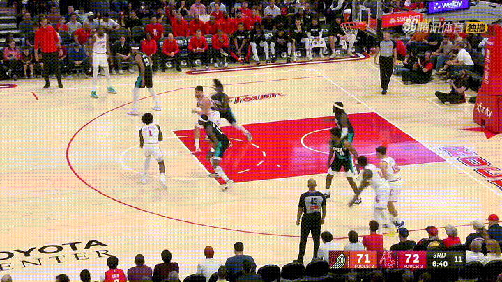 在今天火箭主场迎战开拓者的比赛中，发生了让人瞠目结舌的一幕。当时比赛进行到了第三