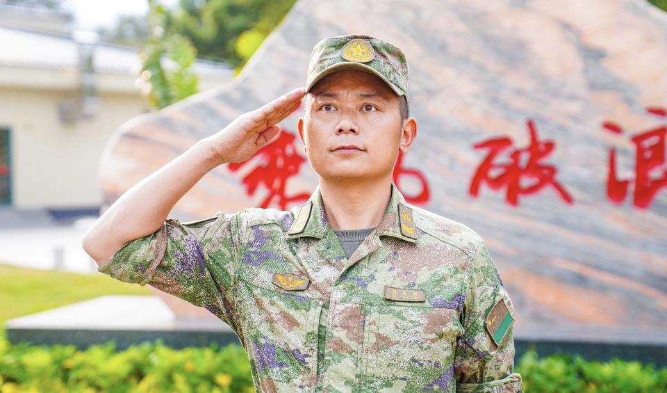 展翅砺长空，初心向打赢

二级军士长谭先剑

是显威低空的靶机操作手

先后荣获