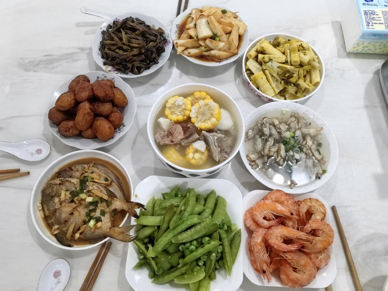 一早出发奉化，先去菜场买些婆婆爱吃的菜，然后开车四十分钟左右到婆婆家。
    