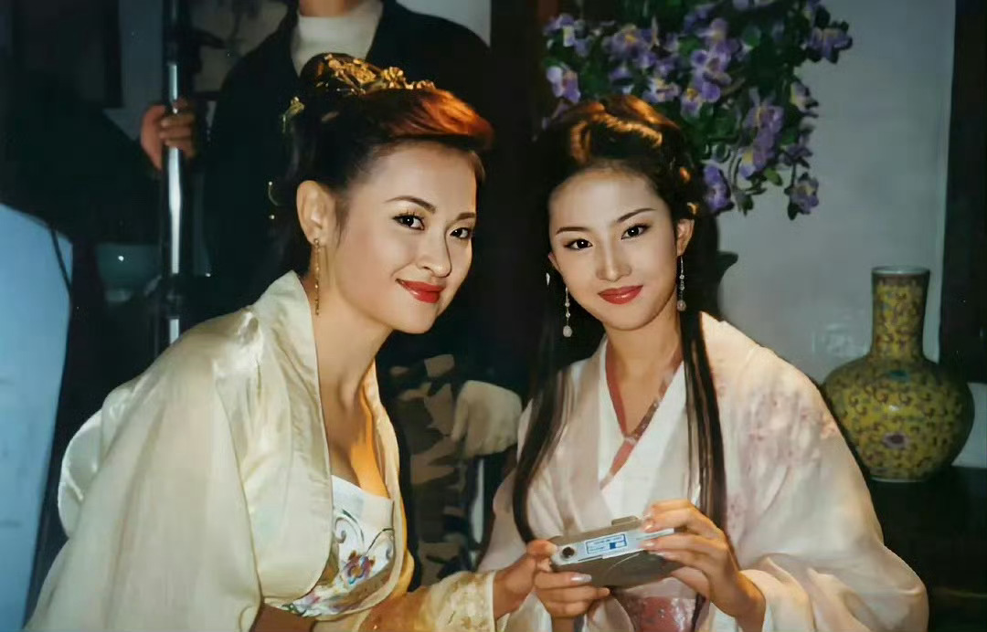 以为演的是文文弱弱的王语嫣，实则刘亦菲十几岁的时候拍戏就这么拼了，以前拍戏条件没