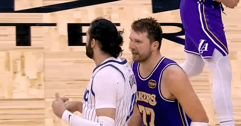 不够冷静！东契奇被判技术犯规将禁赛一场！

今天湖人队对阵魔术队的第三节最后时刻