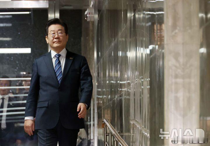 韩国民调现在，无论选情如何，李在明的支持率均超过46％，可谓遥遥领先。 ​​​