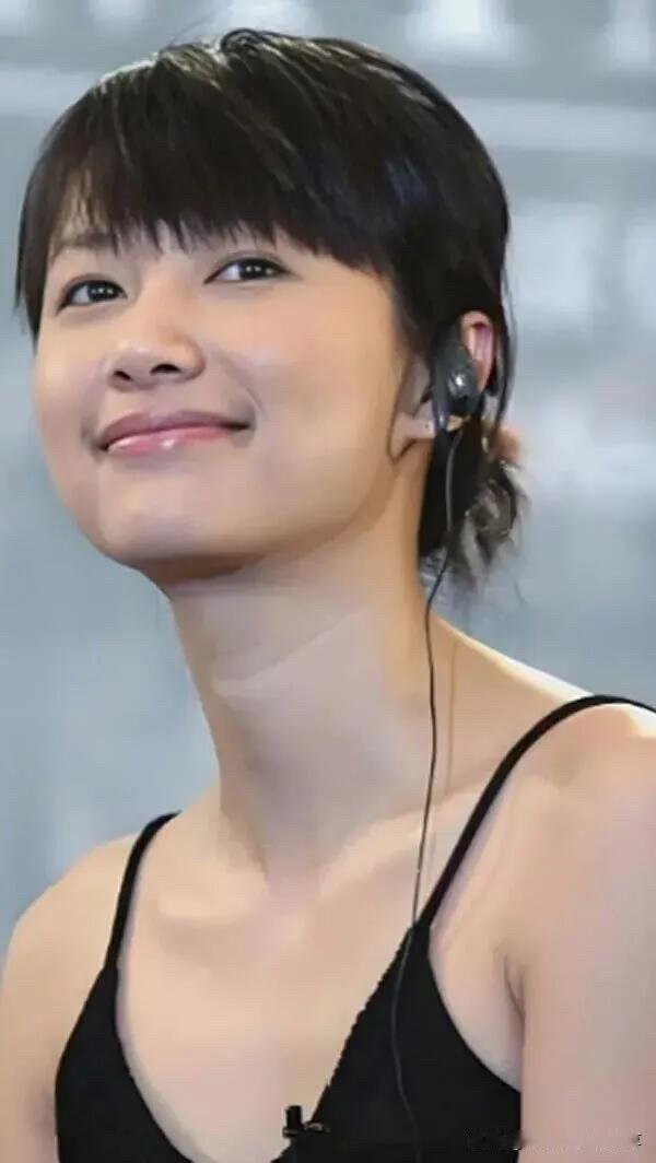 在明星里她的容貌并不出众，但她聪慧过人、长相甜美，且头脑灵活，是一个全能发展的女