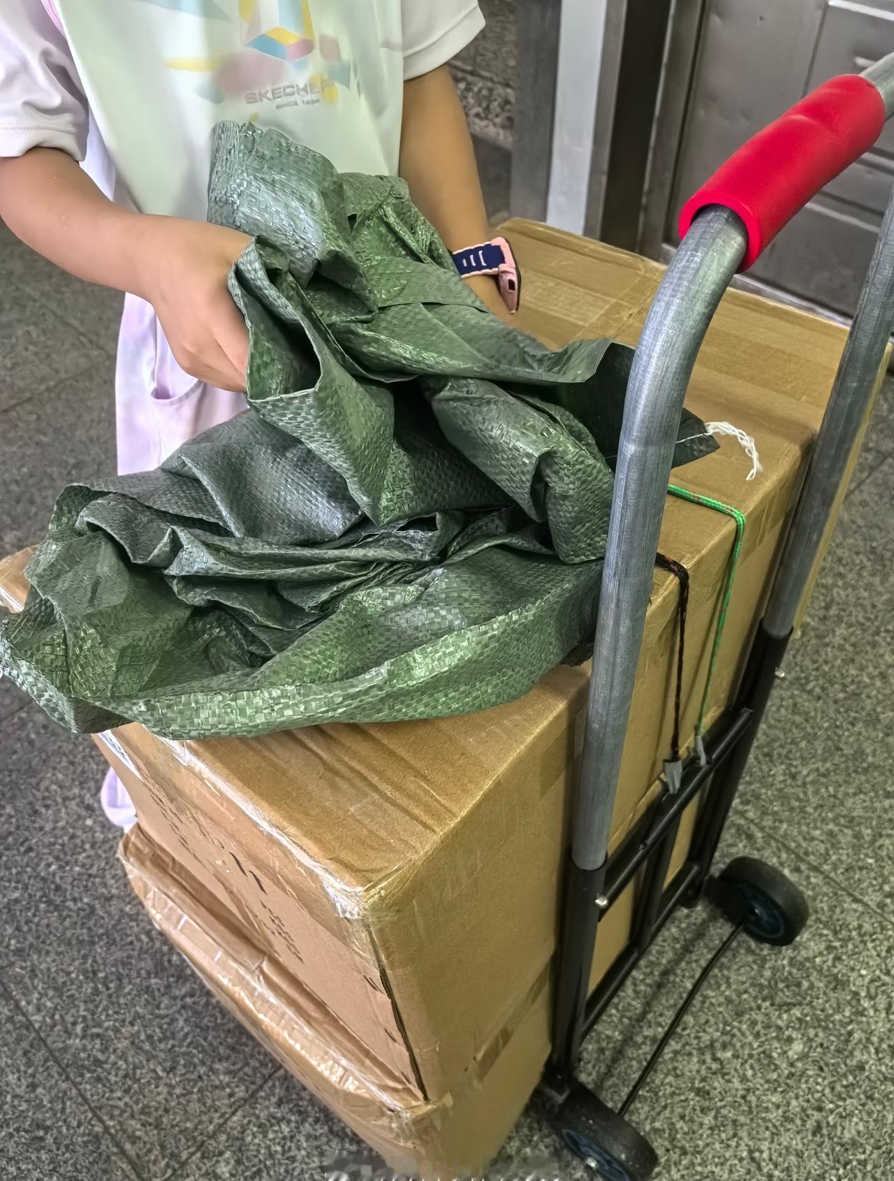 前几天有个群友问怎么入行我们芯片贸易，说看做芯片的很赚钱[抠鼻]我说她是不是听到