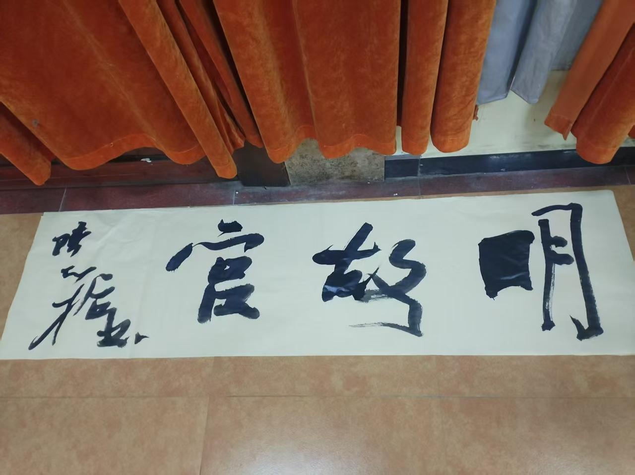 陈天哲如螃蟹爬的书法作品，想要挂在南京地铁站作站名使用，估计960万南京人民都不