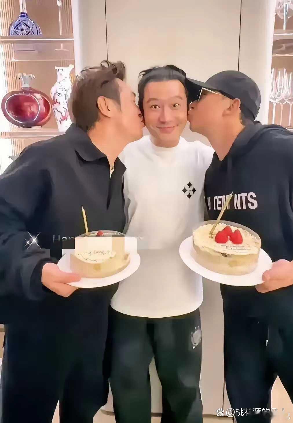 黄晓明真是好人缘，和陈浩民的关系真的很好，一个没演过反派，一个是新时代济公扮演者
