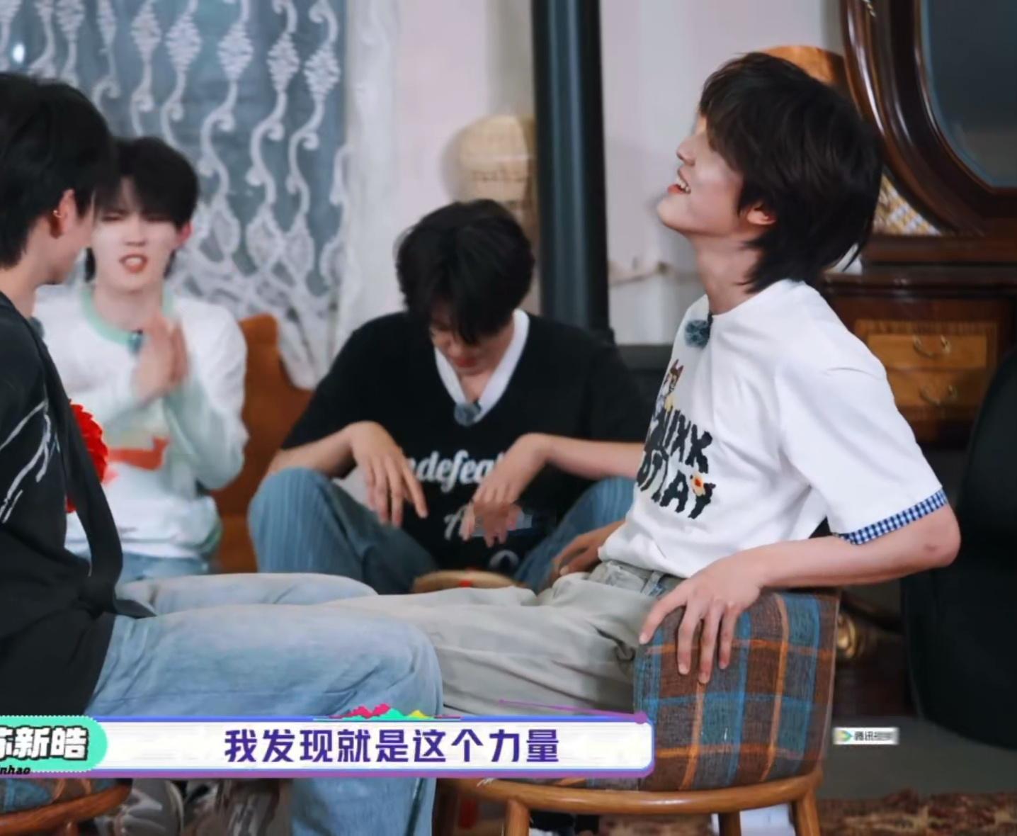 你们就这样为难一个女孩吧我妹子用力的脸和脖子都红透了 ​​​