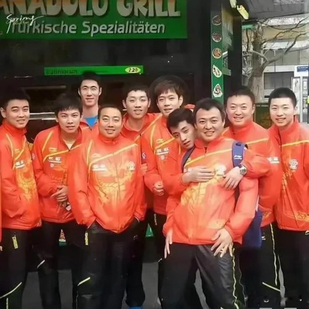 十位国乒健儿大合影。个个都是国乒队里的佼佼者！觉得最帅的就数秦志戬了，其次是王皓